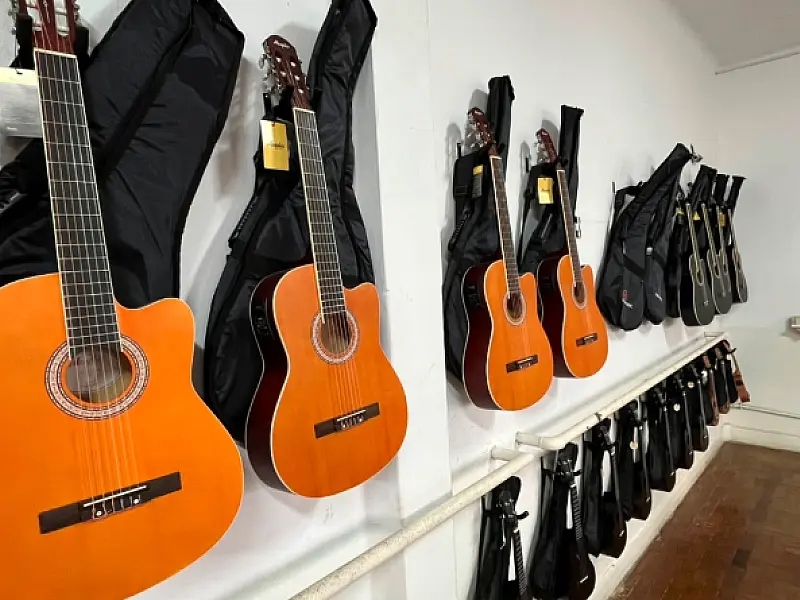 Inscrições para cursos gratuitos de violão e ukulelê estão abertas no Educandário Anália Franco
