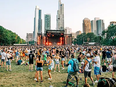 Vaias, acidente e gestos políticos marcam o início do Lollapalooza