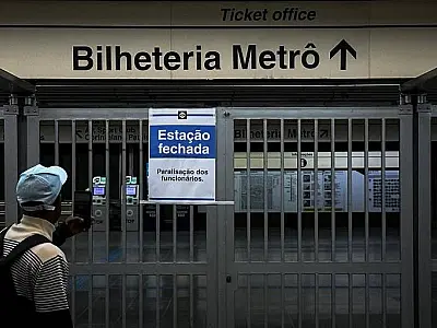 Passageiros brigam para pegar ônibus durante greve em São Paulo