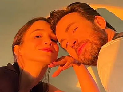 Chris Evans confirma casamento com Alba Baptista e diz que fez duas festas