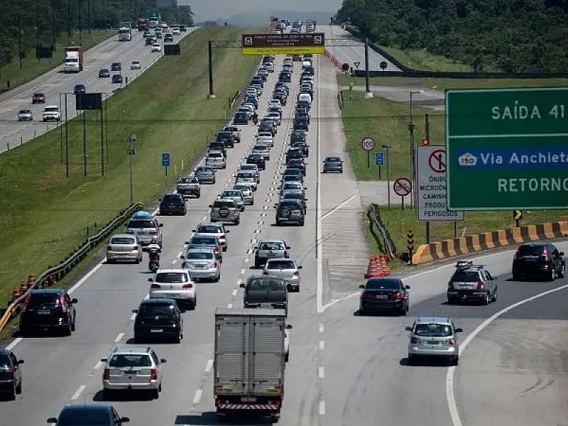 Trânsito segue congestionado nas rodovias Anchieta e Imigrantes sentido São Paulo