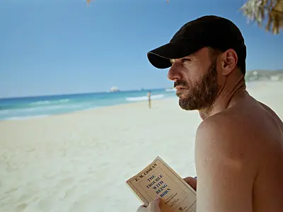 Comédia ácida sobre gays, 'Rotting in the Sun' usa sexo real para criticar narcisismo