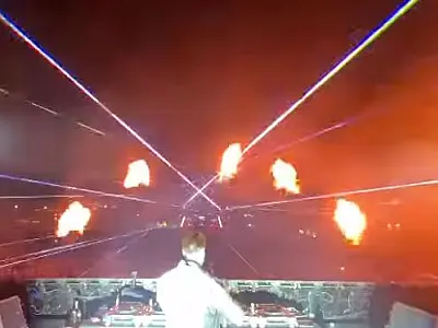 Alok pinta o céu do Lollapalooza 2022 em show repleto de pirotecnia