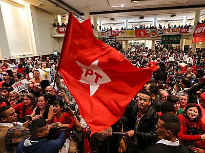 PT tem imagem positiva para 37% dos brasileiros e negativa para 36%, diz pesquisa do partido