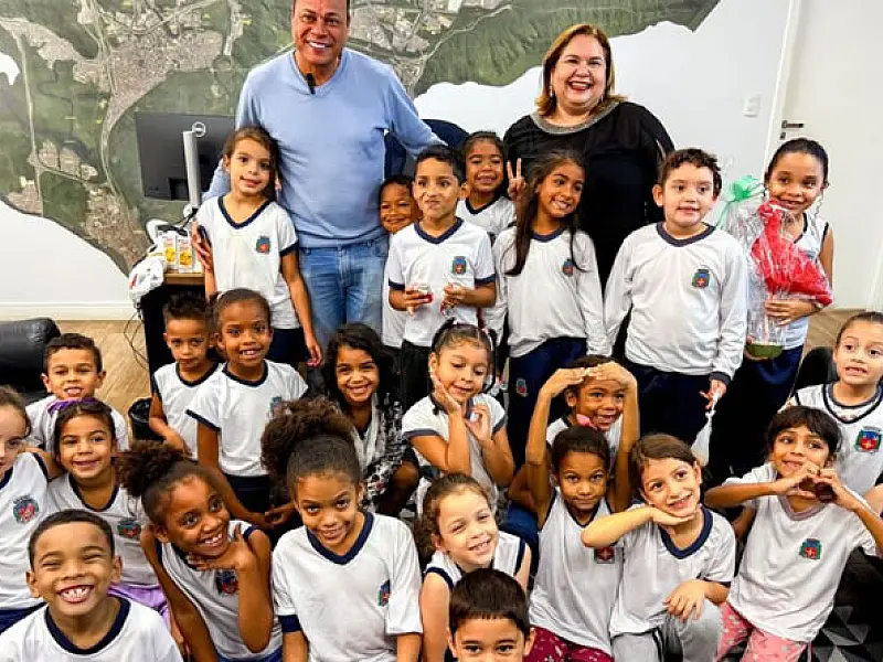 Criançada conhece o serviço municipal e o prefeito no projeto 'Rolê na Prefeitura'