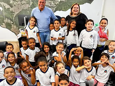 Criançada conhece o serviço municipal e o prefeito no projeto 'Rolê na Prefeitura'