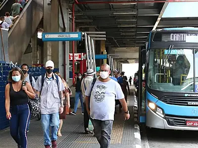 Governo de São Paulo retira obrigatoriedade do uso de máscara no transporte público