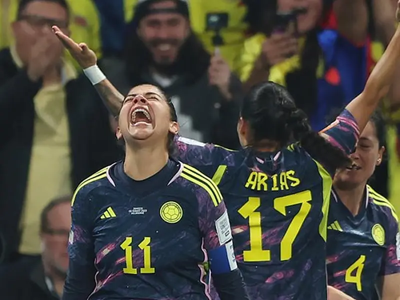 Colômbia vence para chegar às quartas pela primeira vez na história