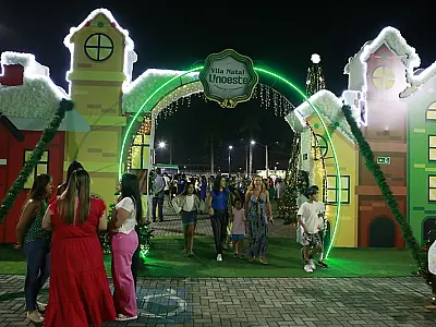 Vila Natal com personagens, luzes e cores atrai centenas de visitantes