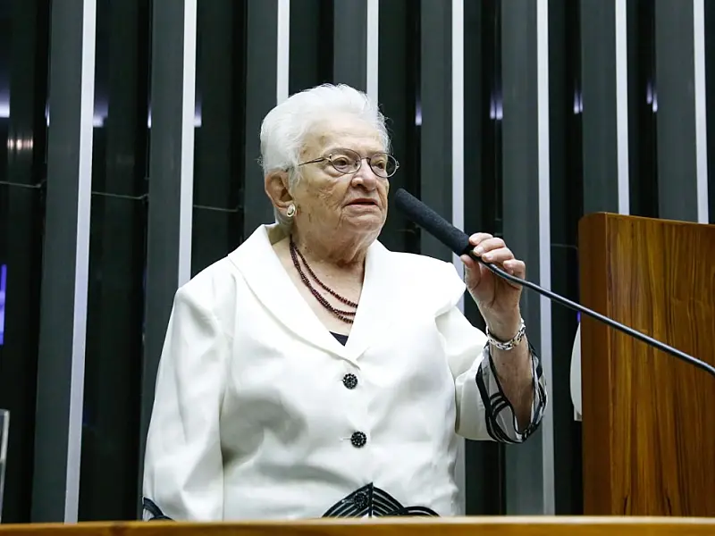 Erundina coleta assinaturas para apresentar 'PEC da Tarifa Zero' para o transporte público