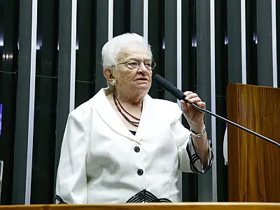 Erundina coleta assinaturas para apresentar 'PEC da Tarifa Zero' para o transporte público