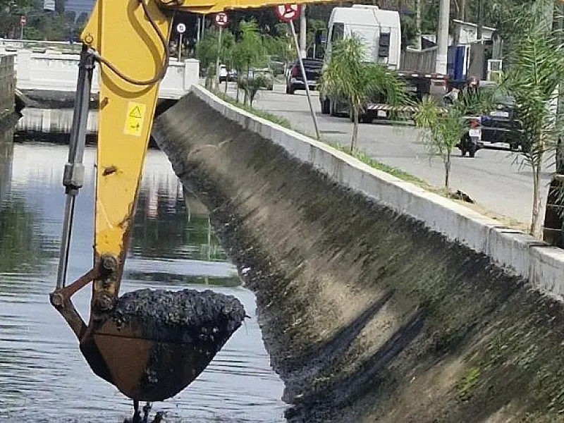 Desassoreamento de canal retira mais de 450t na Zona Noroeste de Santos