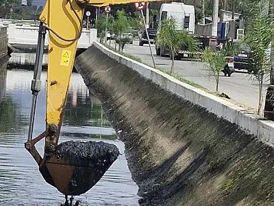 Desassoreamento de canal retira mais de 450t na Zona Noroeste de Santos