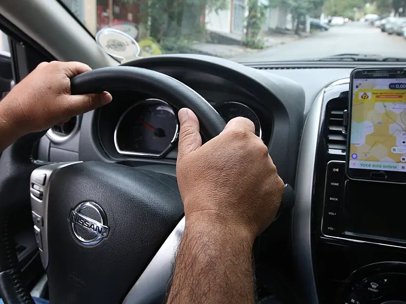 Motoristas de aplicativos, como Uber e 99, fazem greve em todo o país