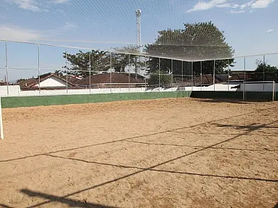 Áreas de descarte de lixo se transformam em dois campos de futebol na ZN em Santos