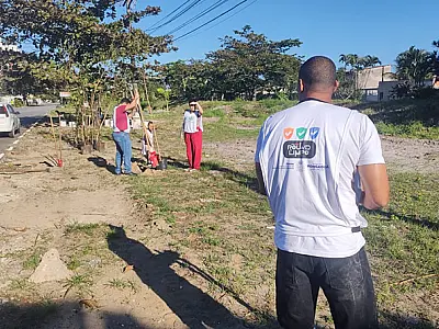 Com ipês e frutíferas, Itaóca ganha mais cores e biodiversidade em Mongaguá