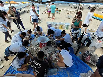 Mutirão de Limpeza reúne mais de 50 colaboradores na Praia do Gonzaguinha