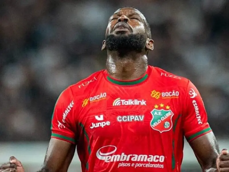 Após vitória maiúscula sobre o Santos, Rafael Ribeiro enaltece elenco do Velo Clube: "Guerreiros"