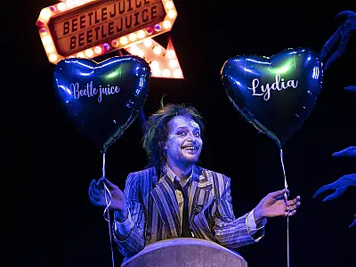 'Beetlejuice' estreia em SP com Eduardo Sterblitch no papel de espírito brincalhão e diabólico