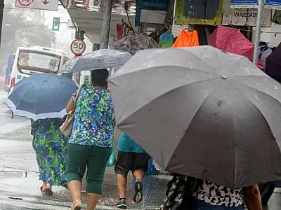 Frente fria chega a Santos com chuvas, ventos e maré alta