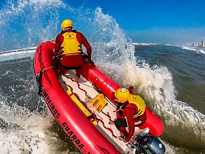 Bombeiros salvam mais de 1,1 mil pessoas no litoral de SP durante período de festas