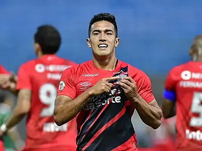 Athletico-PR faz 2 a 0 no Palmeiras e retoma liderança do Brasileirão