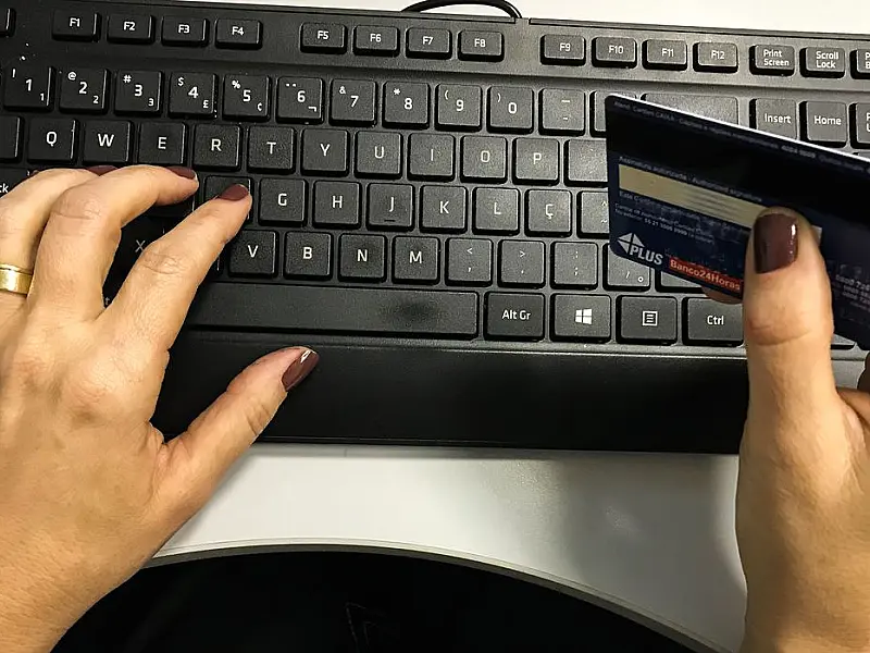 Endividamento cai pelo 2º mês seguido, mas inadimplência preocupa