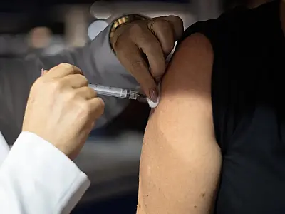 Bertioga realiza vacinação noturna contra Covid-19 e gripe durante o mês de maio