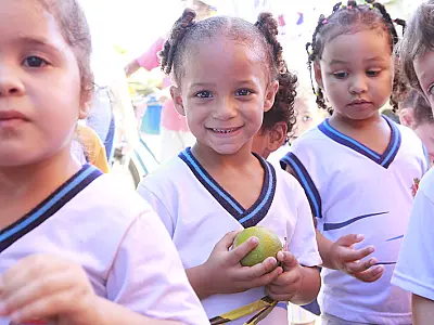 Creche Príncipe Herdeiro, de Guarujá, tem manhã de experiências em feira livre