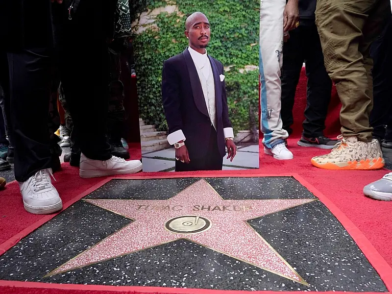 Rapper Tupac ganha estrela na Calçada da Fama 27 anos após sua morte