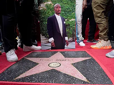 Rapper Tupac ganha estrela na Calçada da Fama 27 anos após sua morte