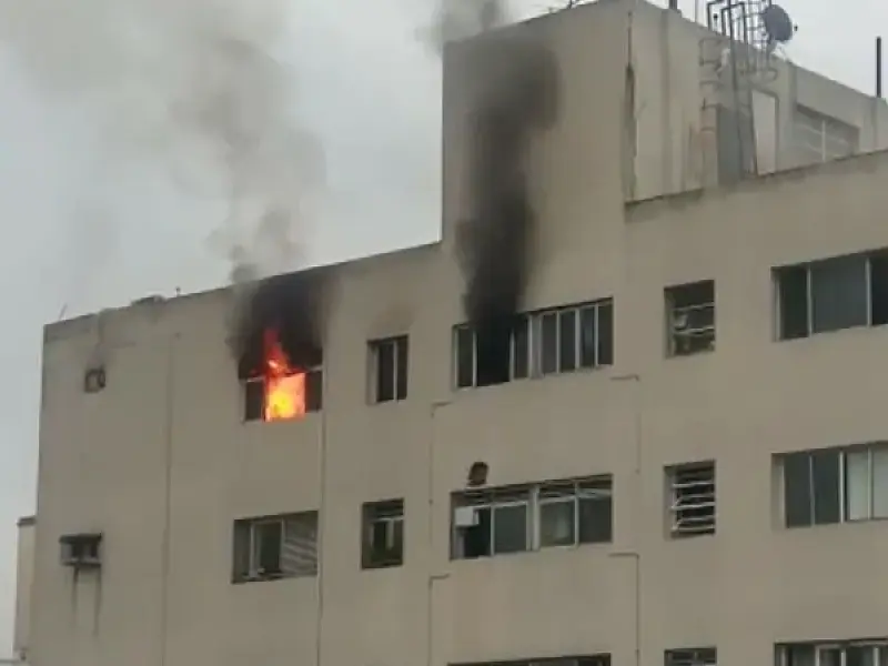 Apartamento da Rua 11 de junho pega fogo e viaturas dos bombeiros vão até lá