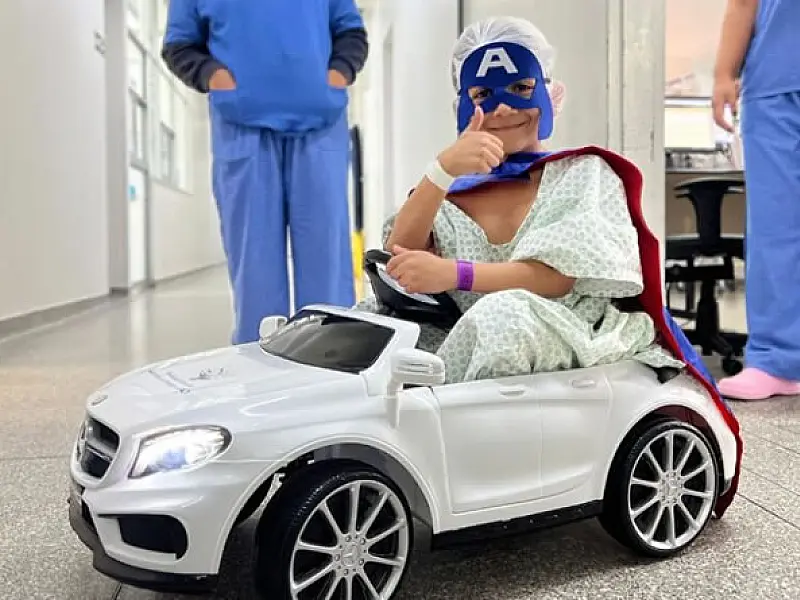 Carrinho e fantasias de super-heróis são incorporados ao trajeto das crianças até o Centro Cirúrgico