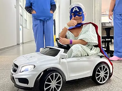 Carrinho e fantasias de super-heróis são incorporados ao trajeto das crianças até o Centro Cirúrgico