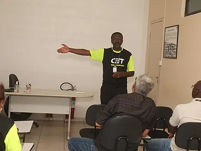 Palestra orienta idosos sobre cuidados no trânsito em Santos