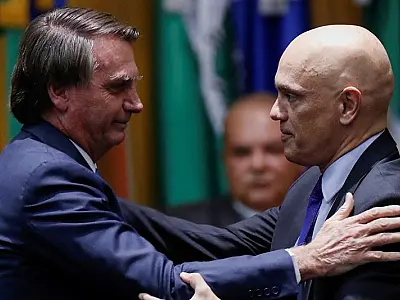 Em meio a embates, Bolsonaro e Moraes trocam aperto de mão em posse de ministros do TST