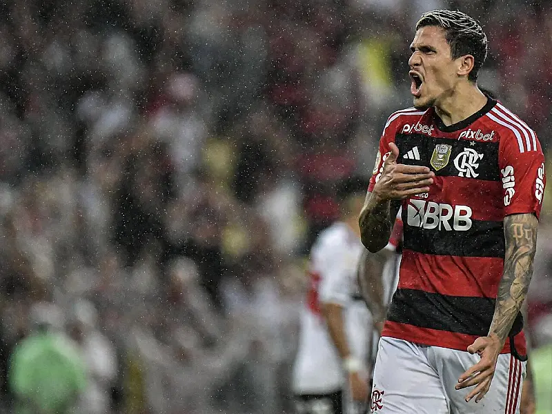 Torcida do Flamengo elege seus alvos e abraça Pedro após crise e eliminação