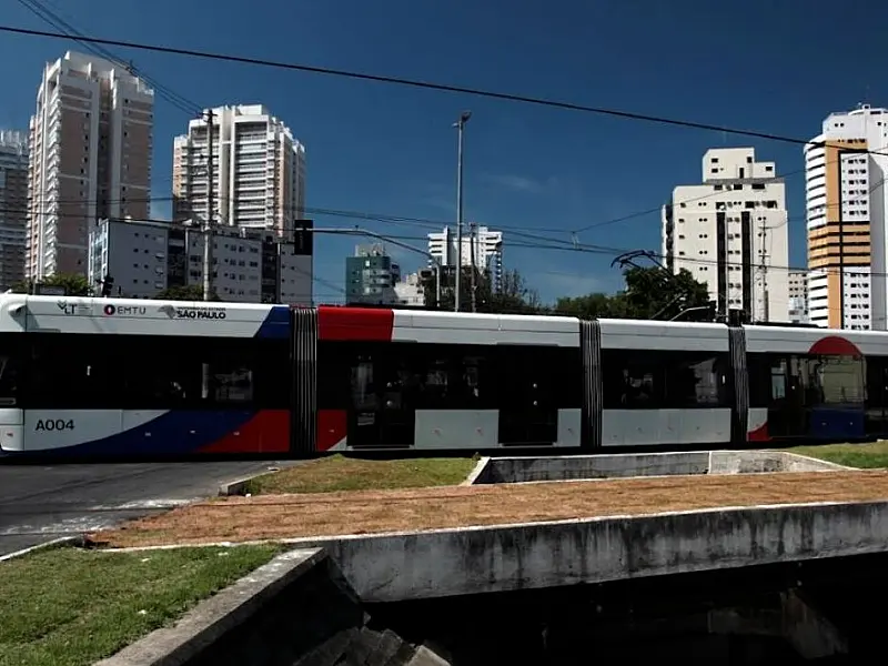 Obras do VLT avançam em Santos e interditam trecho da Rua Luis de Camões