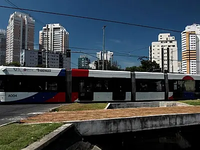 Obras do VLT avançam em Santos e interditam trecho da Rua Luis de Camões