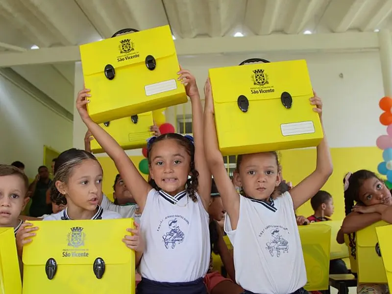 São Vicente faz entrega de kit escolar na volta ás aulas
