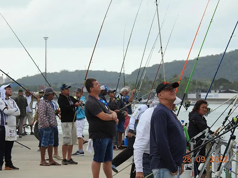 Torneio de pesca reúne amigos no Deck do Pescador em Santos neste domingo