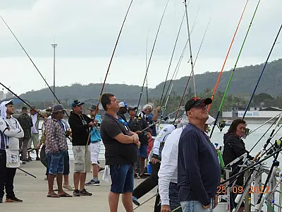 Torneio de pesca reúne amigos no Deck do Pescador em Santos neste domingo