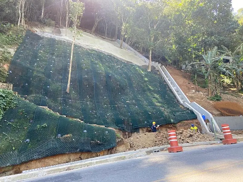 Obras de contenção e drenagem em morro de Santos terminam em setembro