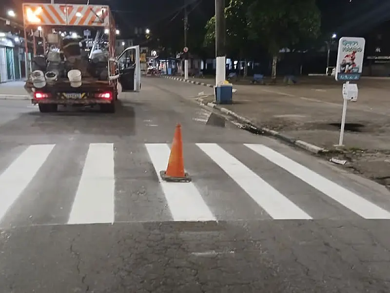Prefeitura de Guarujá revitaliza sinalização de solo da Avenida Thiago Ferreira