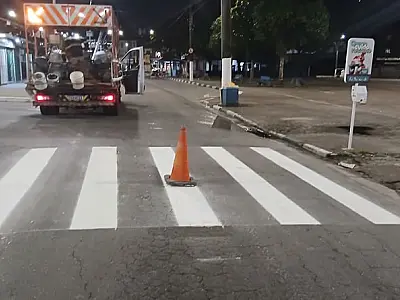 Prefeitura de Guarujá revitaliza sinalização de solo da Avenida Thiago Ferreira