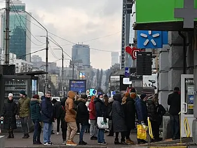 Fuga na Ucrânia tem trânsito, filas no mercado e em caixas eletrônicos