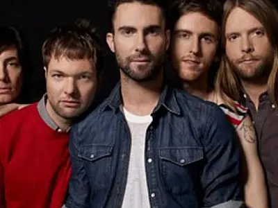 Fã brasileiro do Maroon 5 reconhecido por Adam Levine nos EUA já se infiltrou em camarim da banda