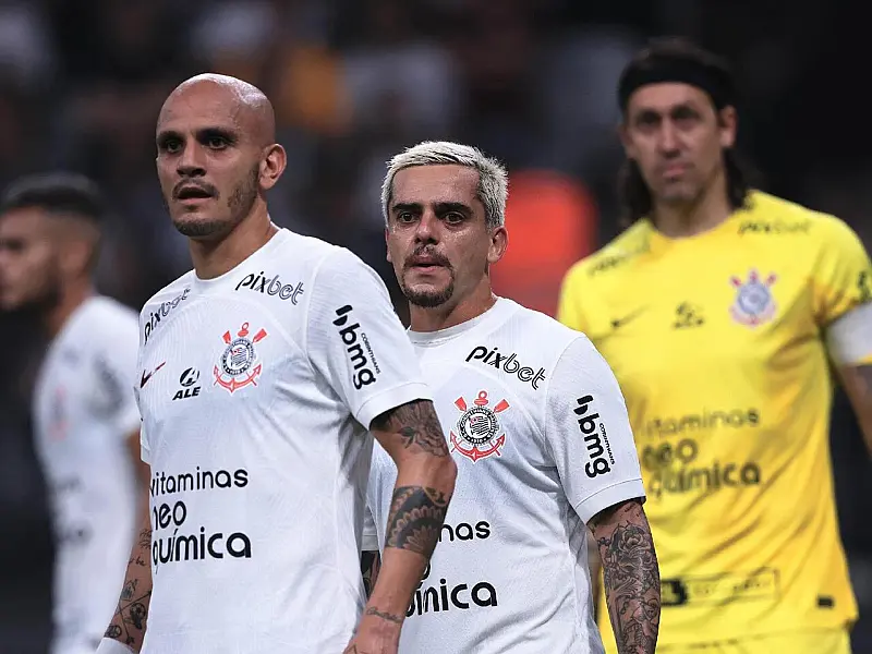 Corinthians monitora mercado e vê dificuldade para contratar laterais