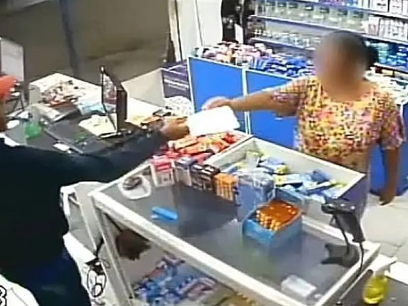 Mulher entrega receita médica para bandido em farmácia sem saber de assalto