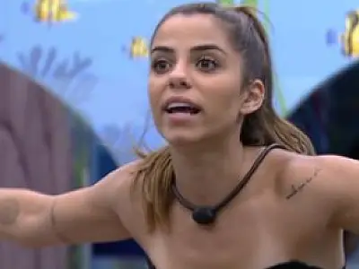 Key Alves acusa Larissa de seguir Gustavo nas festas e no banho